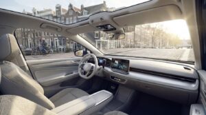 volkswagen onthult het moderne interieur van de nieuwe chinese elektrische auto id. era 9x, die een indrukwekkend rijbereik van 1.000 km biedt voor een duurzame en comfortabele rijervaring.